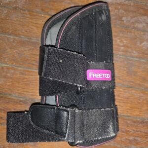 FREETOO Wrist Brace for Carpal Tunnel Relief Maximum Support Right Hand S/M